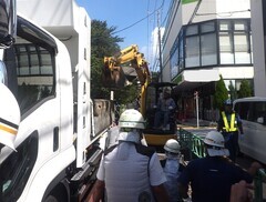 壊した側溝をダンプに積込(2)_コピー