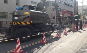 RIMG2700バリアフリー化工事の車道打換工事を行っています。_コピー