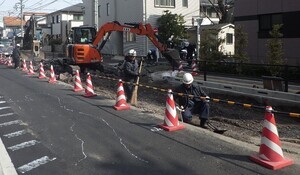 RIMG2701バリアフリー化工事の車道打換工事を行っています。_コピー