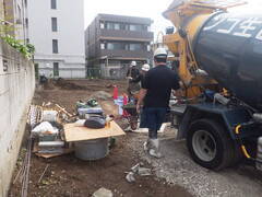 4コンクリート基礎生コン打設状況(運搬)_コピー